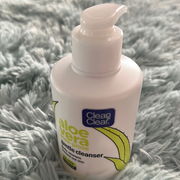CLEAN & CLEAR ALOE VERA Acne-Prone Gentle Cleanser. Oil- free, gentle cleanser. - Picture 1 of 3